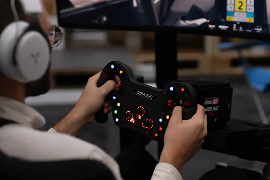 Homme de l'Est du Canada conduisant un simulateur de course de qualité professionnelle avec des composants SIMAGIC, loué chez NOX Gaming